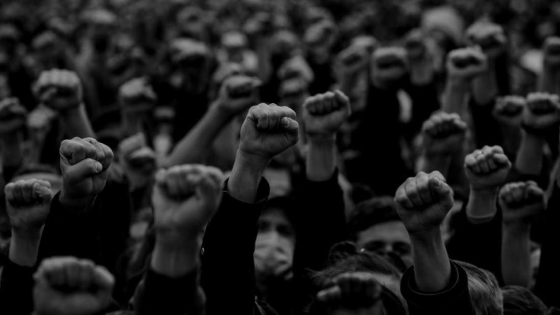 STOP-magtmisbrug-protest-crowd.jpg
